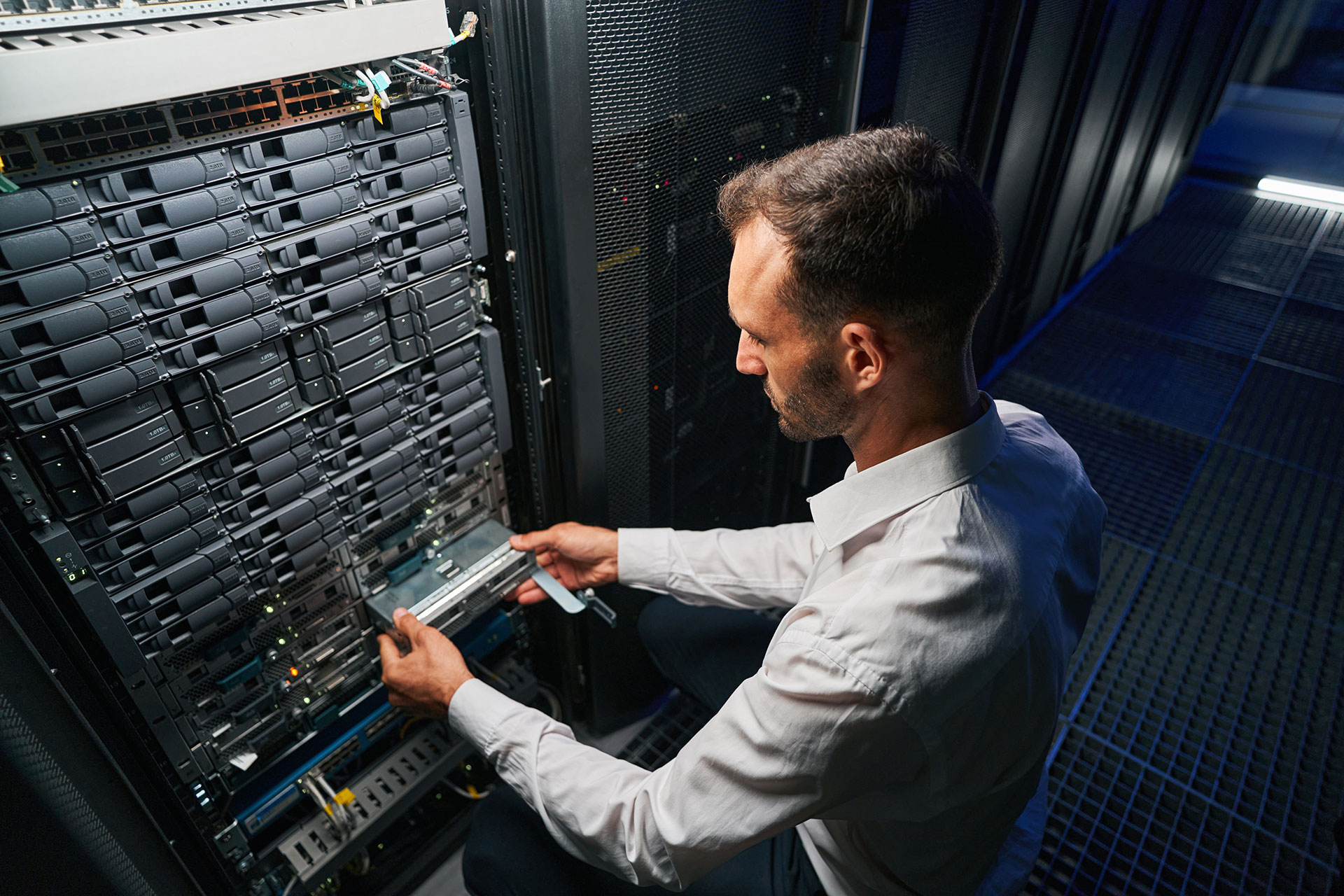 managed it service provider carrying out server maintenance task